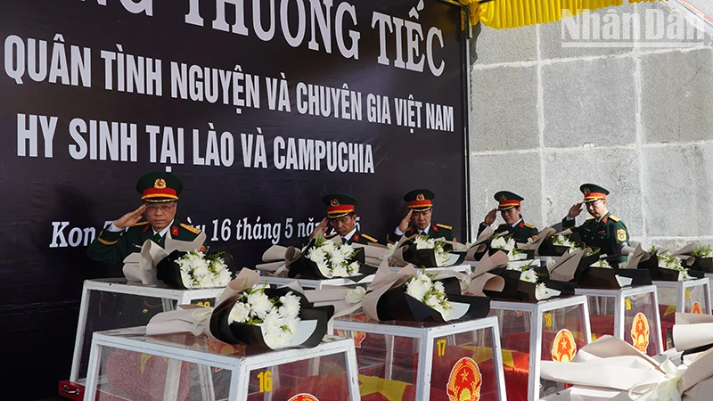 Đoàn đại biểu Ban Công tác đặc biệt-Uỷ ban chuyên trách Chính phủ viếng các liệt sĩ.