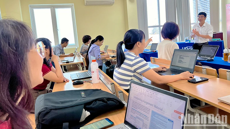 Chi bộ Giảng viên, phân hiệu Đại học Đà Nẵng tại Kon Tum học tập chuyên đề ứng dụng công nghệ thông tin phục vụ công tác giảng dạy