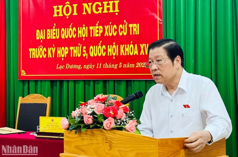 Đồng chí Phan Đình Trạc phát biểu ý kiến tại buổi tiếp xúc cử tri tại Vườn quốc gia Bidoup-Núi Bà.