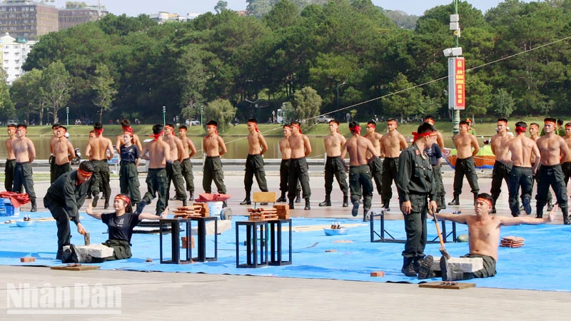 Lực lượng Bộ Tư lệnh Cảnh sát cơ động biểu diễn màn kê chân đập vỡ đá.