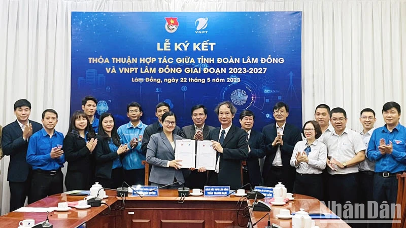 Quang cảnh lễ ký kết.