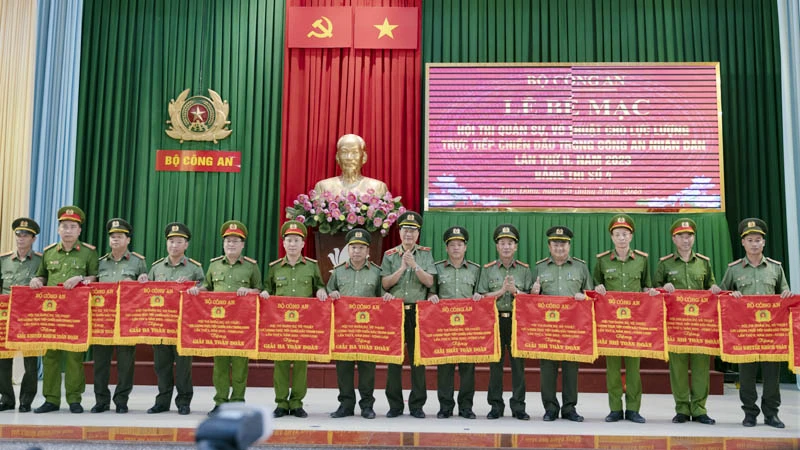 Ban tổ chức trao giải toàn đoàn cho các đội thi.