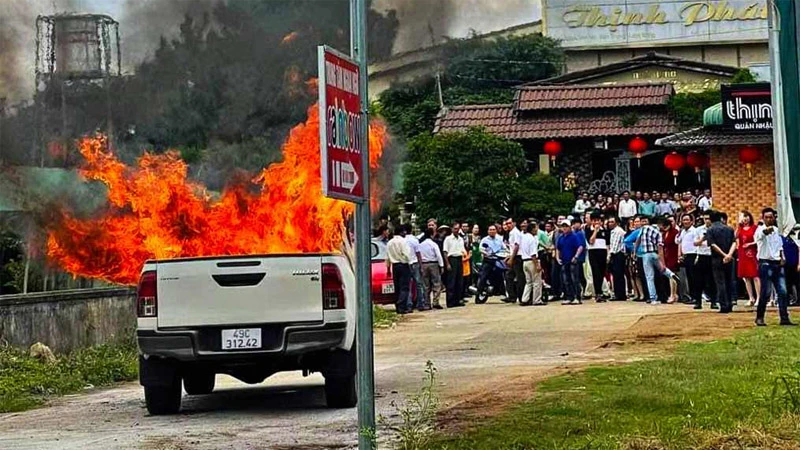 Người dân ghi lại hình ảnh xe bán tải bốc cháy. (Ảnh: CTV)