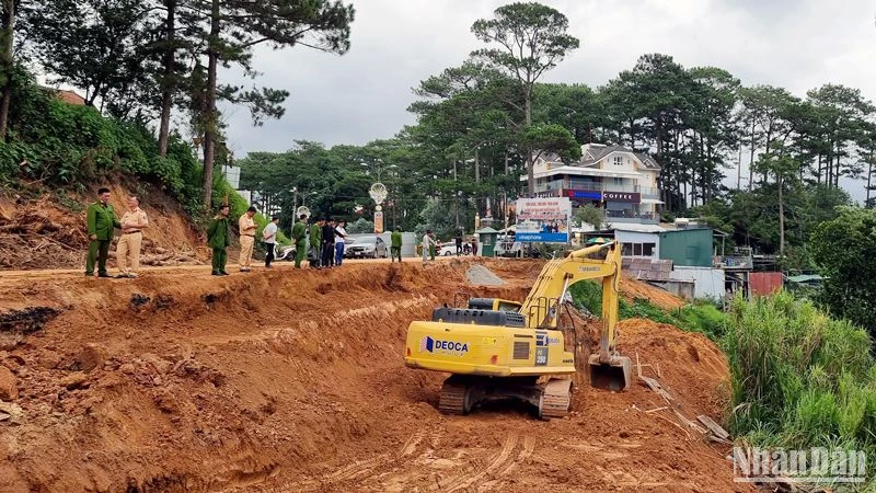Lực lượng chức năng đến hiện trường để xử lý vụ việc.