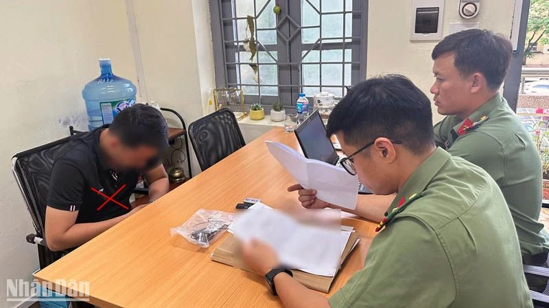 Lực lượng công an đấu tranh, xử lý đối tượng N.Đ.G. (Ảnh: Công an cung cấp)
