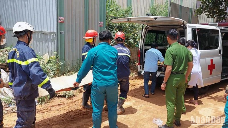 Lực lượng chức năng đưa nạn nhân bị vùi lấp trong vụ sạt lở ra khỏi hiện trường.