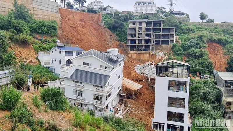 Hiện trường vụ sạt lở nghiêm trọng tại phường 10, thành phố Đà Lạt vào rạng sáng 29/6.