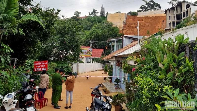 Cơ quan chức năng phong tỏa hiện trường vụ sạt lở tại phường 10, thành phố Đà Lạt để xử lý vụ việc.