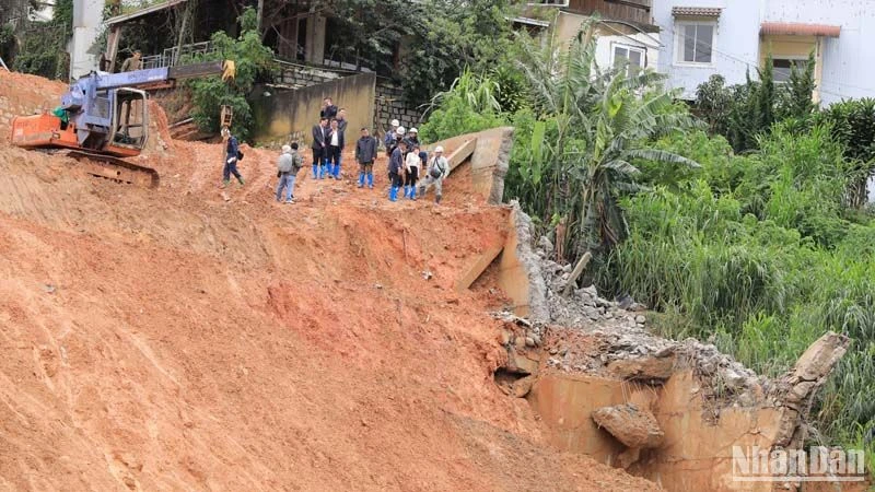 Đoàn chuyên gia khảo sát tại khu vực sạt lở nghiêm trọng tại phường 10, thành phố Đà Lạt.