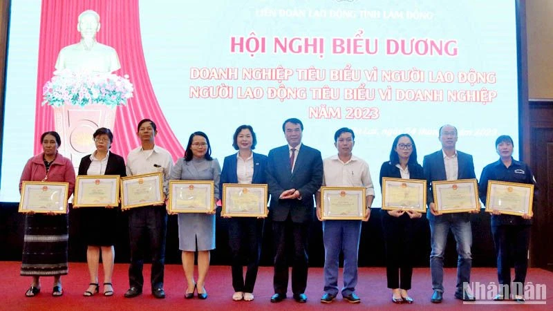 Các doanh nghiệp và người lao động tiêu biểu nhận Bằng khen của Chủ tịch UBND tỉnh Lâm Đồng.