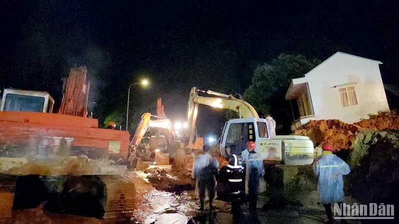 Các lực lượng triển khai công tác tìm kiếm nạn nhân trong đêm 30/7.