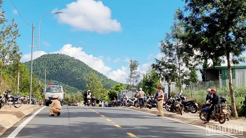 Lực lượng chức năng xử lý hiện trường vụ tai nạn.
