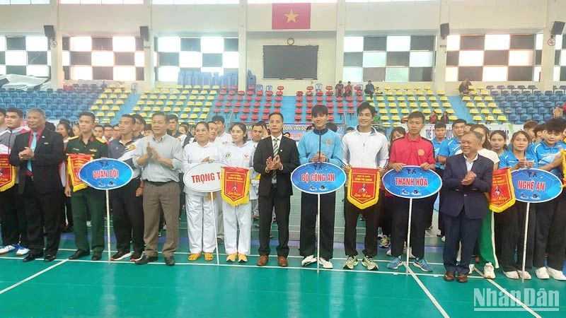 Ban tổ chức trao cờ lưu niệm cho các đội tham gia giải.