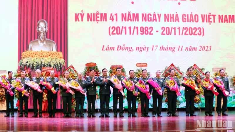 Ban Giám đốc Học viện Lục quân tặng hoa các đồng chí nguyên lãnh đạo học viện.