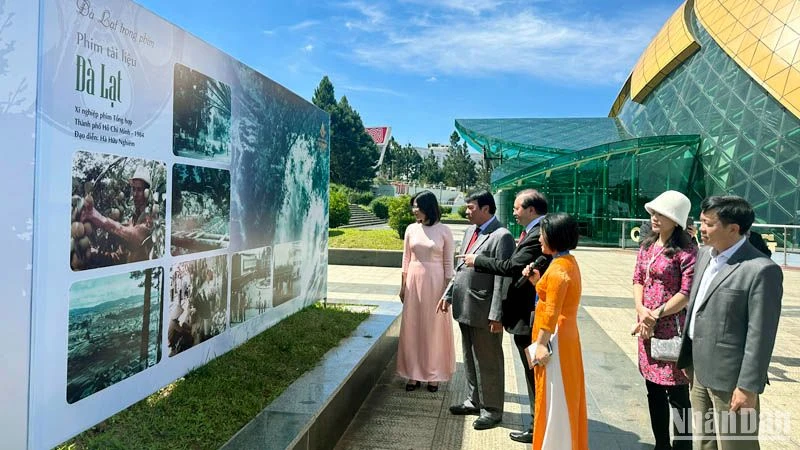 Các đại biểu tại không gian triển lãm.