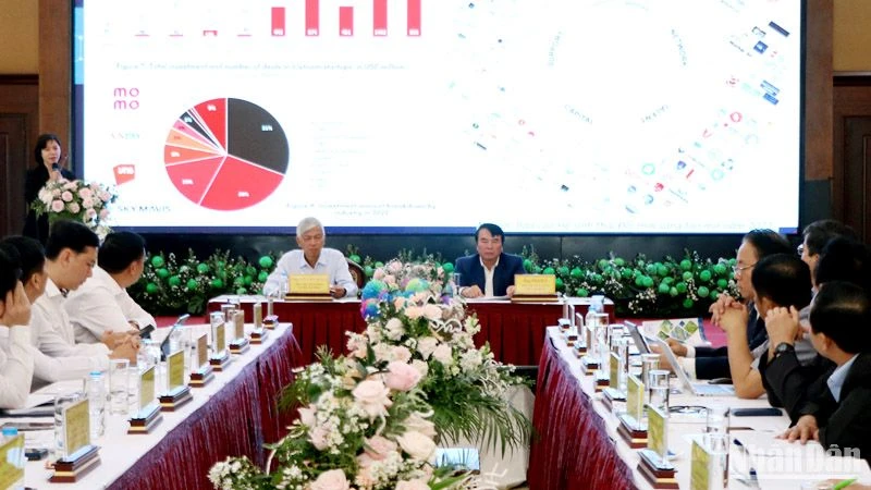 Lãnh đạo Ủy ban nhân dân Thành phố Hồ Chí Minh và tỉnh Lâm Đồng chủ trì hội thảo. 