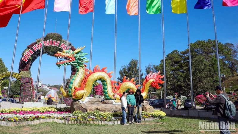 Cụm tiểu cảnh “Chào xuân Giáp Thìn” với hình tượng linh vật rồng tại Hội hoa Xuân Đà Lạt 2024.