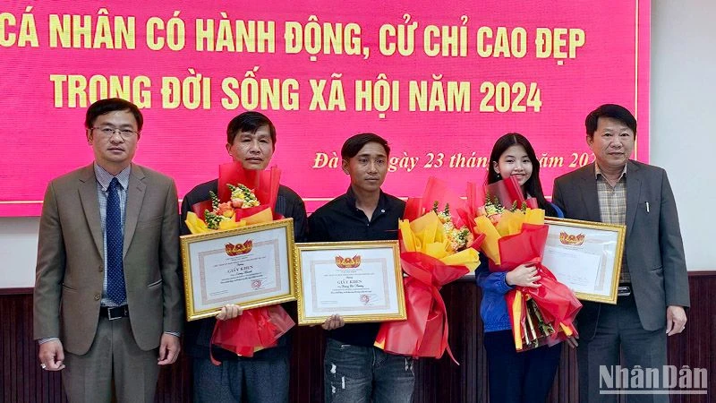 Lãnh đạo thành phố Đà Lạt trao giấy khen tặng Quỳnh Thư và 2 cá nhân có hành động đẹp.