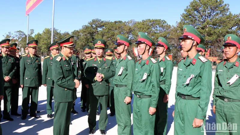 Giám đốc Học viện Lục quân trò chuyện với các chiến sĩ mới.