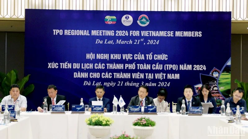 Chủ trì hội nghị và các diễn giả.