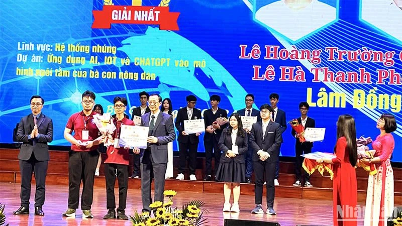 Thứ trưởng Bộ Giáo dục và Đào tạo Phạm Ngọc Thưởng trao giải nhất cho dự án của học sinh Lâm Đồng. Ảnh: Sở Giáo dục và Đào tạo Lâm Đồng.