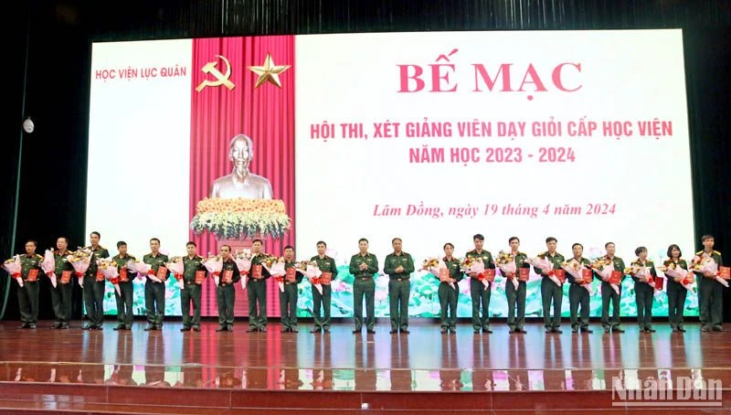 Học viện Lục quân công nhận 20 giảng viên đạt danh hiệu Giảng viên dạy giỏi cấp học viện, năm học 2023-2024.