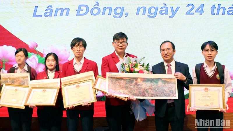 Lãnh đạo Sở Giáo dục và Đào tạo tỉnh Lâm Đồng trao tranh panorama "Chiến dịch Điện Biên Phủ" tặng các học sinh xuất sắc tại lễ tuyên dương.