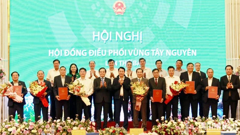 Các thành viên Hội đồng điều phối vùng Tây Nguyên đón nhận Quyết định Quy hoạch vùng Tây Nguyên thời kỳ 2021-2030, tầm nhìn đến năm 2050.