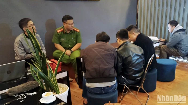 Lực lượng chức năng xử lý vụ việc.