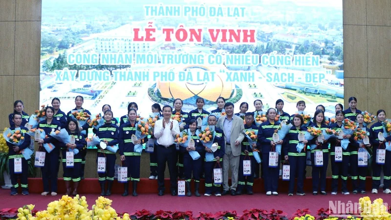 Lãnh đạo tỉnh Lâm Đồng và thành phố Đà Lạt tôn vinh công nhân môi trường có nhiều cống hiến xây dựng Đà Lạt xanh-sạch-đẹp.