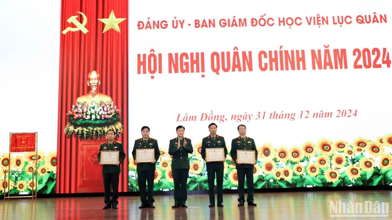 Trung tướng Đỗ Minh Xương, Giám đốc Học viện Lục quân, trao bằng khen tặng các tập thể.