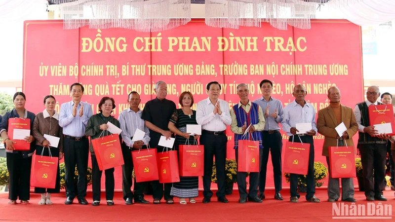 Đồng chí Phan Đình Trạc và quyền Bí thư Tỉnh ủy Lâm Đồng trao quà Tết tặng già làng, người có uy tín tại xã N'Thôn Hạ, huyện Đức Trọng.