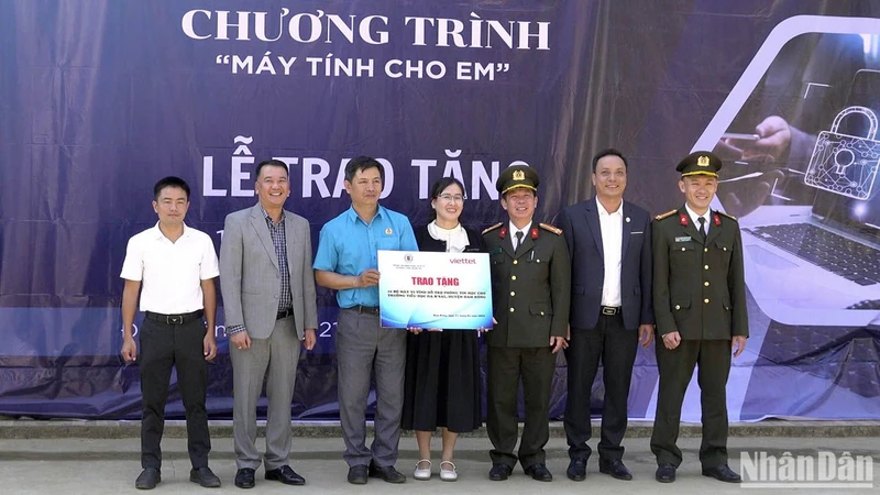 Phòng An ninh mạng và phòng, chống tội phạm sử dụng công nghệ cao và Viettel Lâm Đồng trao tặng máy vi tính cho điểm trường Đạ M'pô.