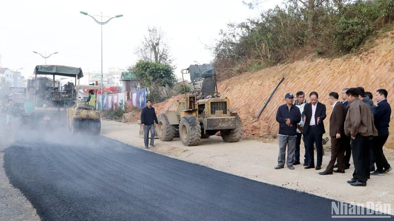 Chủ tịch Ủy ban nhân dân tỉnh Lâm Đồng Trần Hồng Thái trao đổi với lãnh đạo thành phố Đà Lạt và đơn vị thi công tại công trình. 