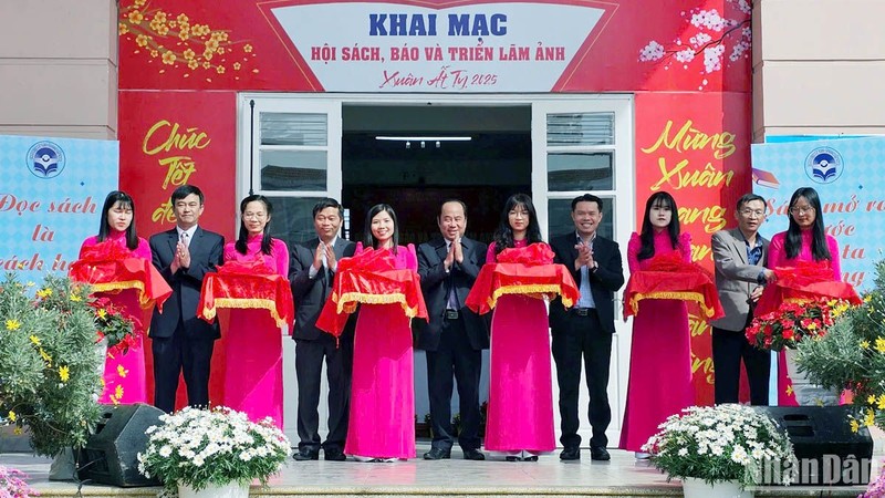 Đại biểu thực hiện nghi thức khai mạc Hội sách, báo và triển lãm ảnh xuân Ất Tỵ 2025.