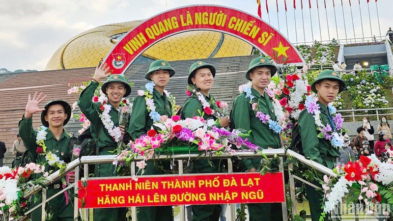 Những thanh niên ưu tú thành phố Đà Lạt qua cầu vinh quang lên đường thực hiện nghĩa vụ xây dựng và bảo vệ Tổ quốc.