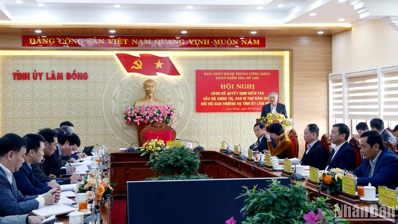 Phó Thủ tướng Thường trực Chính phủ Nguyễn Hòa Bình phát biểu ý kiến chỉ đạo các nội dung kiểm tra tại hội nghị. 