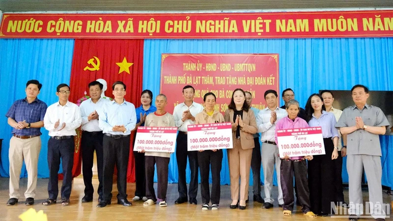 Đoàn công tác thành phố Đà Lạt trao tặng 3 ngôi nhà đại đoàn kết cho gia đình chính sách có hoàn cảnh khó khăn tại xã Ma Nới.