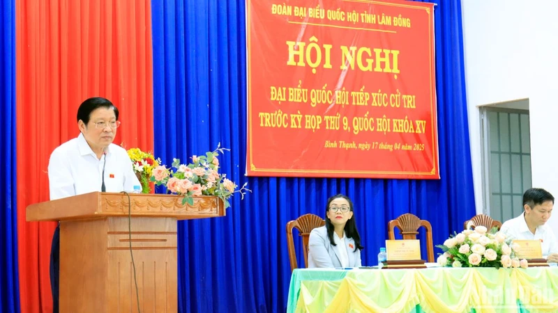 Đồng chí Phan Đình Trạc phát biểu ý kiến tại buổi tiếp xúc cử tri xã Bình Thạnh, huyện Đức Trọng, tỉnh Lâm Đồng.