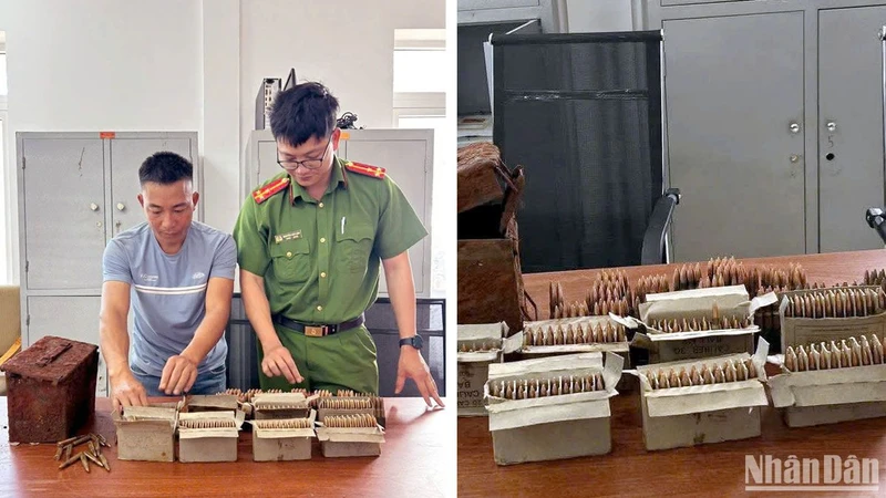 Cơ quan công an thực hiện thủ tục tiếp nhận số hiện vật người dân giao nộp.