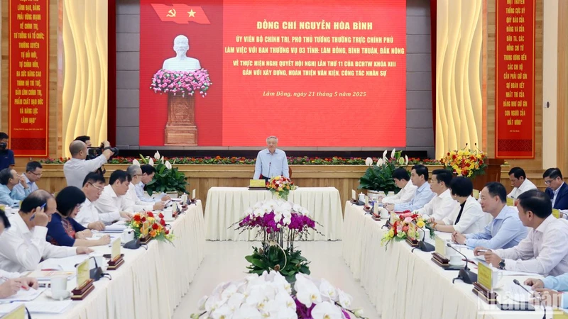 Ủy viên Bộ chính trị, Phó Thủ tướng Thường trực Chính phủ Nguyễn Hòa Bình làm việc với Ban Thường vụ 3 tỉnh Lâm Đồng, Bình Thuận và Đắk Nông ngày 21/5.