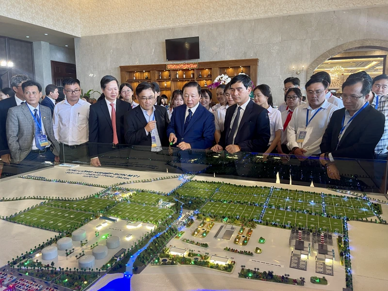 Đồng chí Trần Hồng Hà, Phó Thủ tướng Chính phủ lắng nghe doanh nghiệp giới thiệu về Khu công nghiệp Sơn Mỹ I. 