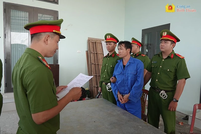 Công an công bố lệnh khám xét.