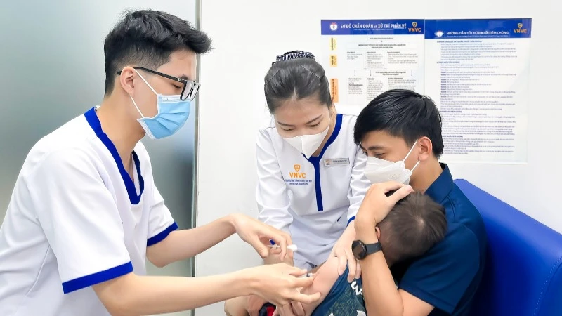 Nhiều phụ huynh đưa trẻ đi tiêm vắc xin sởi.