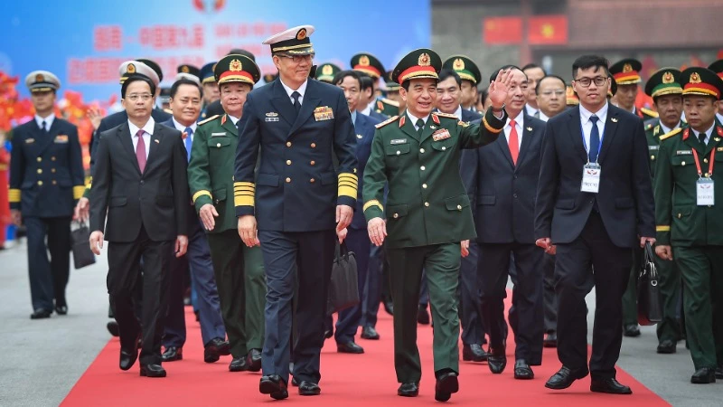 Đại tướng Phan Văn Giang, Ủy viên Bộ Chính trị, Phó Bí thư Quân ủy Trung ương, Bộ trưởng Quốc phòng và Thượng tướng Đổng Quân, Ủy viên Trung ương Đảng Cộng sản Trung Quốc, Bộ trưởng Quốc phòng Trung Quốc tại lễ đón.