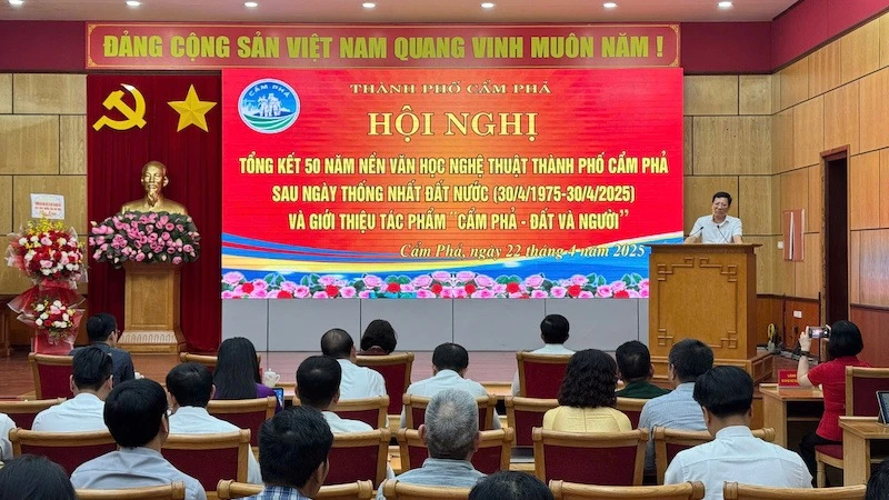 Giới thiệu cuốn sách "Cẩm Phả - Đất và người".