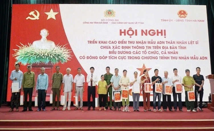 Đồng chí Trương Quốc Huy, Bí thư Tỉnh ủy, Chủ tịch Ủy ban nhân dân tỉnh, Trưởng Đoàn đại biểu Quốc hội tỉnh Hà Nam, và lãnh đạo Cục C06, Bộ Công an, tặng quà các thân nhân gia đình liệt sĩ tỉnh.