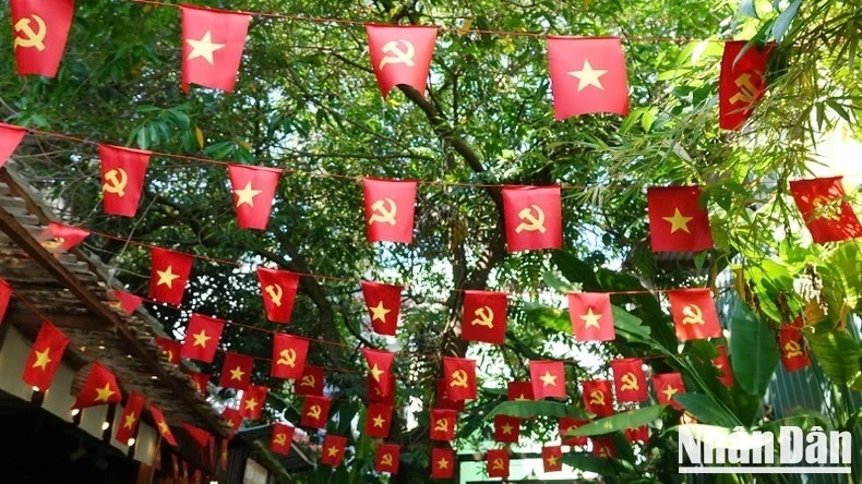 Đà Nẵng trang trí rực rỡ chào mừng ngày Thống nhất đất nước. (Ảnh: THANH TÂM)