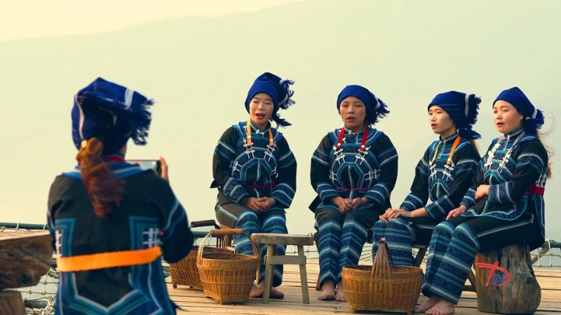 “Đi trong sương” là câu chuyện lập nghiệp của những thanh niên người dân tộc thiểu số tại xã Y Tý, huyện Bát Xát, tỉnh Lào Cai. (Ảnh do Hãng phim Tài liệu và Khoa học Trung ương cung cấp)