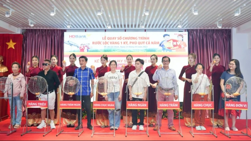 Các khách hàng cùng tham gia quay số lồng cầu để tìm ra chủ nhân của các giải thưởng giá trị.